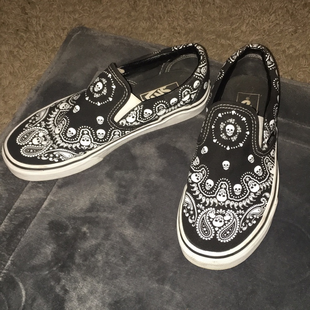 Women’s vans size 7 , good condition, skull material.